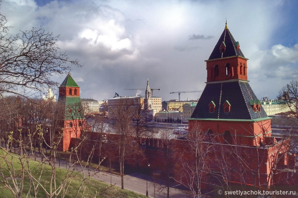 Московский кремль со всех сторон весной, летом, осенью и зимой