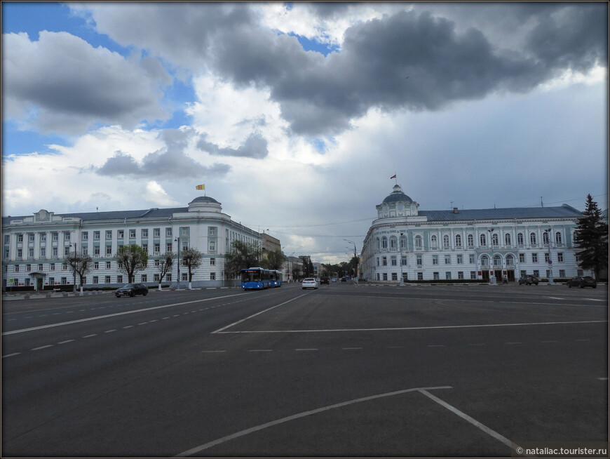 Два симметричных здания с угловыми куполами, которые сейчас занимает аппарат губернатора, в сталинское время были полностью перестроены.
