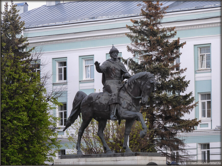 Именно великий князь Михаил Ярославич Тверской первым начал борьбу за объединение разрозненных и разорённых Ордой древнерусских княжеств в единое государство, а при его жизни Тверь стала столицей самого могущественного княжества в Северо-Восточной Руси. В Бортеневской битве в 1317 году Михаил разгромил московско-ордынское войско, после которой его вызвали в Орду к хану на суд, где князь Михаил Ярославич и принял мученическую смерть, предотвратив этим смертельную опасность для всех жителей Твери.