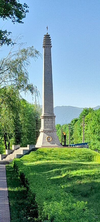 Надпись на обелиске гласит, что под ним погребены бойцы, командиры, политработники и красные партизаны, погибшие в 1919 году в боях с белогвардейцами.