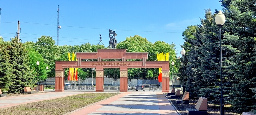 Главный вход через гранитную колоннаду.
Мемориал Славы был открыт в мае 2005 года в честь победы советского народа над гитлеровской Германией и в память уроженцев Северной Осетии-Алании, погибших в годы Великой Отечественной войны 1941-1945 гг.
