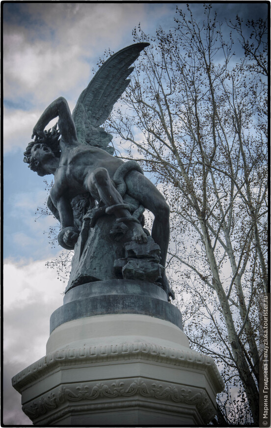 Падший Ангел -- Люцифер -- самая знаменитая статуя в парке