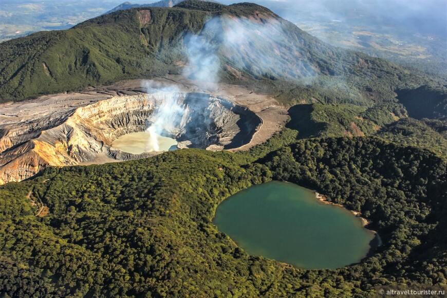 Два из трех кратеров вулкана Поас. На переднем плане - кратерное озеро Ботос. На заднем плане - ныне активный кратер (фото из Интернета).