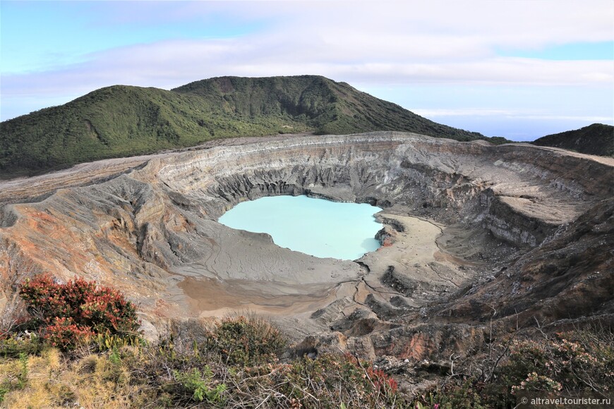 Активный кратер вулкана Поас с другого ракурса.