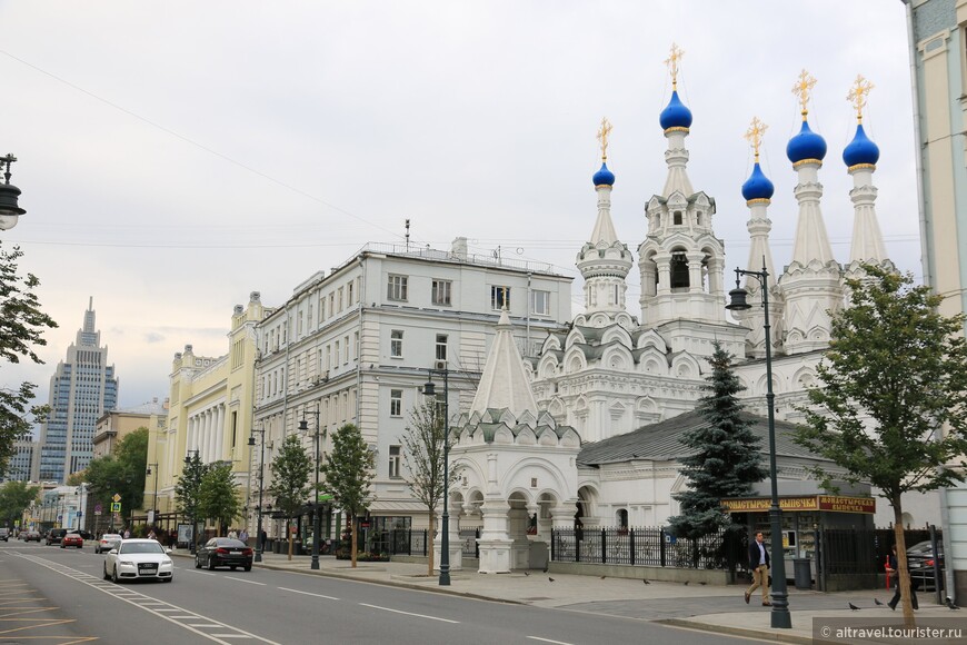 Церковь Рождества Богородицы в Путинках расположена в начале улицы Малая Дмитровка рядом с театром Ленком.