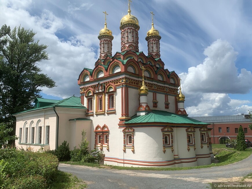 Храм Николая Чудотворца на Берсеневке, вид со стороны алтаря.