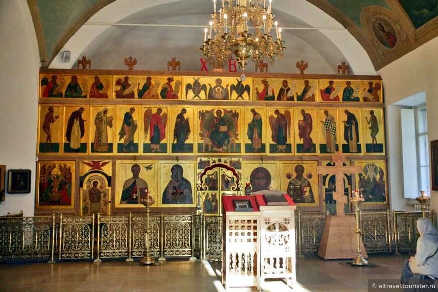 Иконостасы Благовещенского и Никольского приделов храма (современные, фото из интернета).