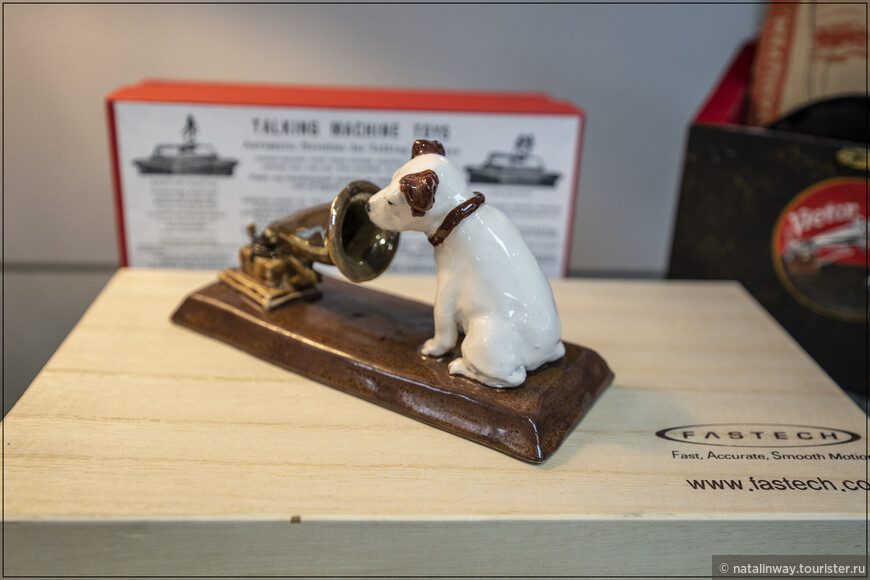 Фигурка Ниппера – собачки, смотрящей в раструб граммофона. Этому изображению больше 100 лет, и называется оно «Голос его хозяина»