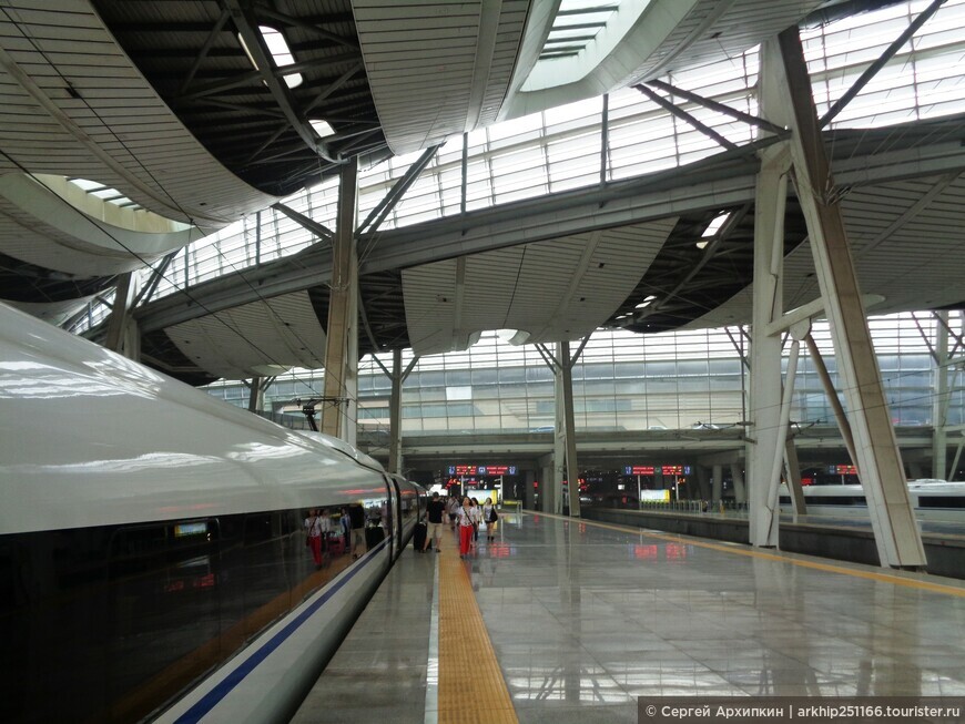 Центральный вокзал в 17-ти миллионном Тяньцзине — для скоростных китайских поездов