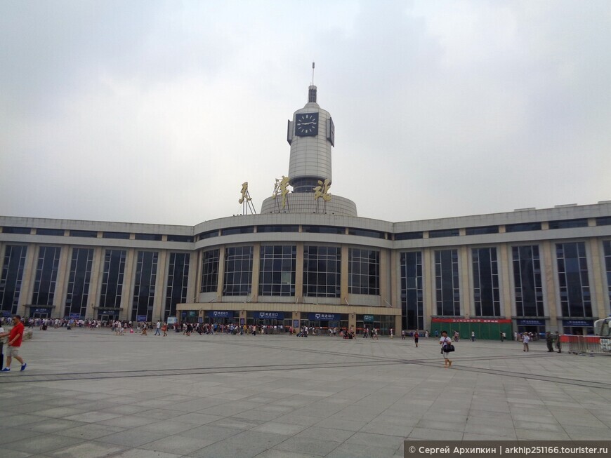 Центральный вокзал в 17-ти миллионном Тяньцзине — для скоростных китайских поездов