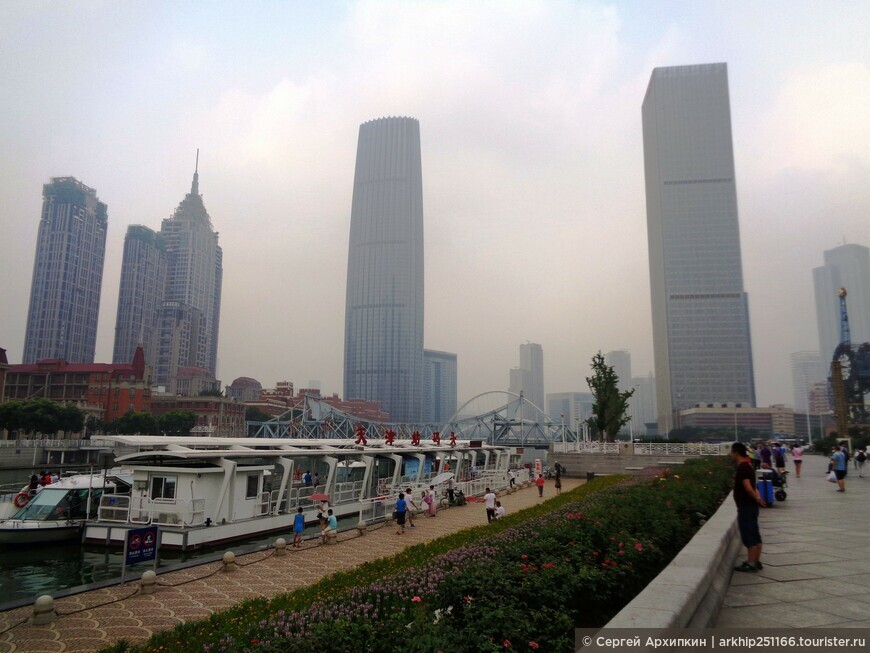Современная телебашня в огромном Тяньцзине (Китай)