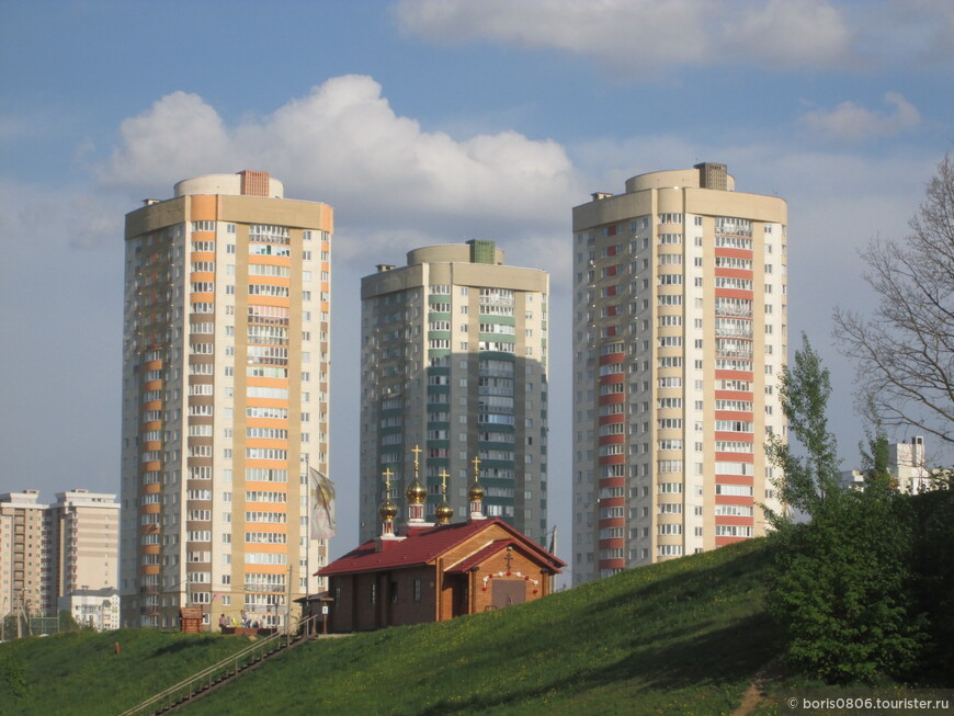 Большой и красивый парк в спальном районе