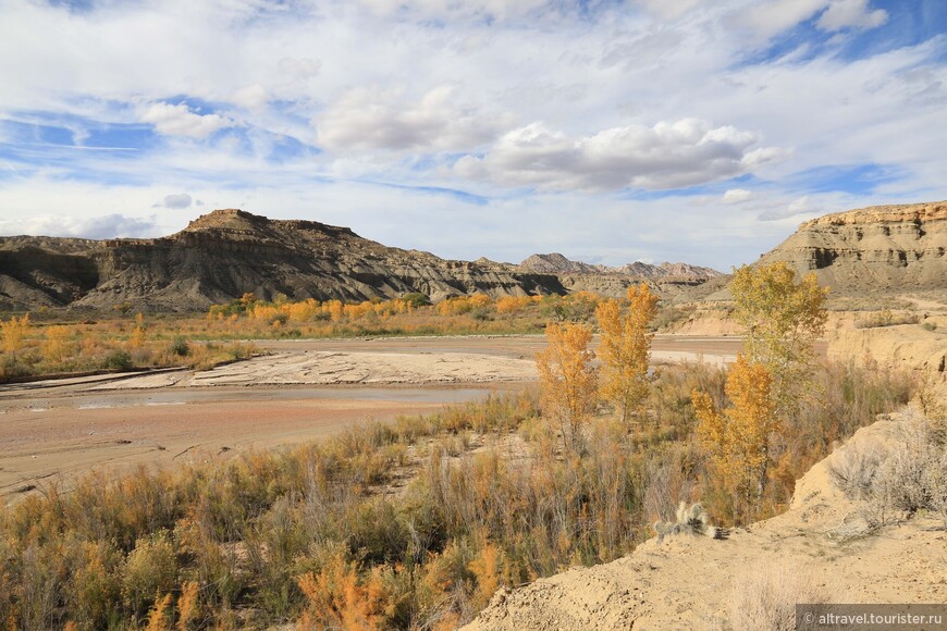 Река Пария (Paria River), в которую впадает Тополиный ручей. Пария, в свою очередь, впадает в Колорадо.