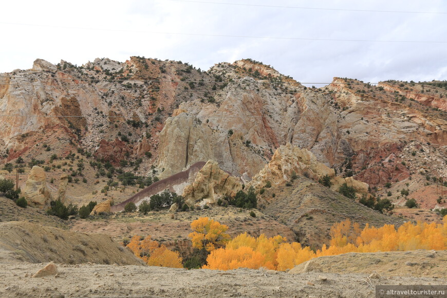 «Петушиный гребень» - заострённые разноцветные скалы. 