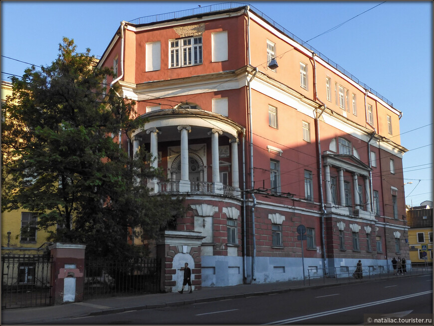 В 1917-м году гимназия была закрыта, а в доме разместили военный госпиталь, а затем - Дом Красной армии. В конце 1920-х годов на территории бывшего усадебного сада был построен один из первых в Москве стадионов. 