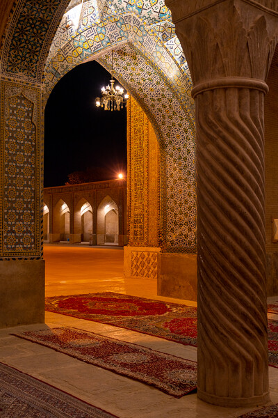 Внутри мечети Вакиль