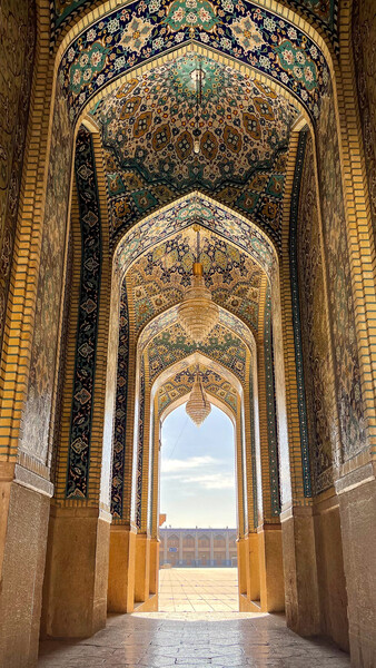 Вид на внутренний двор “Зеркальной” мечети (Шираз)