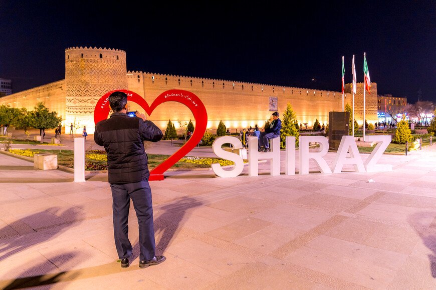 Ночной вид на крепость в центре Шираза