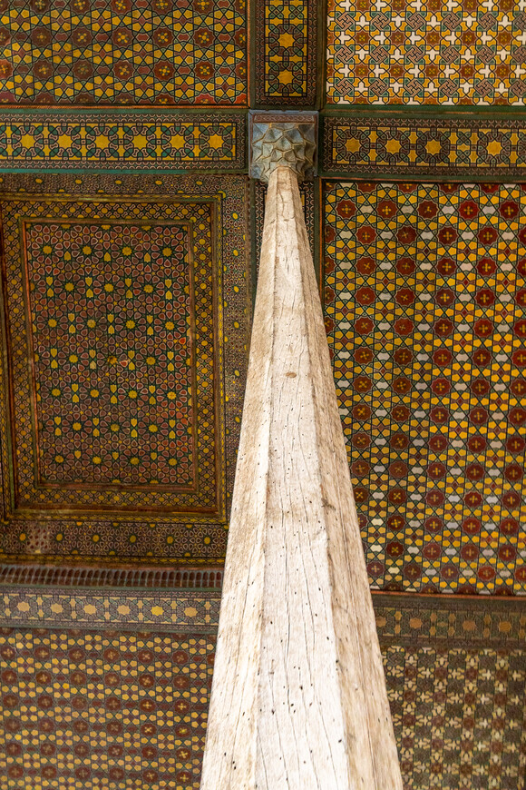Колонны на террасе дворца Али Капу (Исфахан)