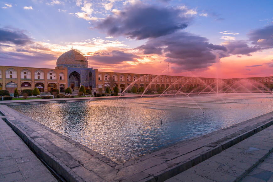 Центральная площадь Исфахана на восходе. Повезло – на 10 минут включили фонтан (обычно он работает только вечером)