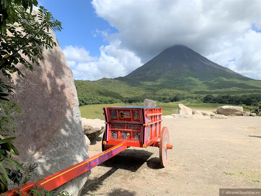 Два символа Коста-Рики - традиционная повозка на фоне вулкана Ареналь.
