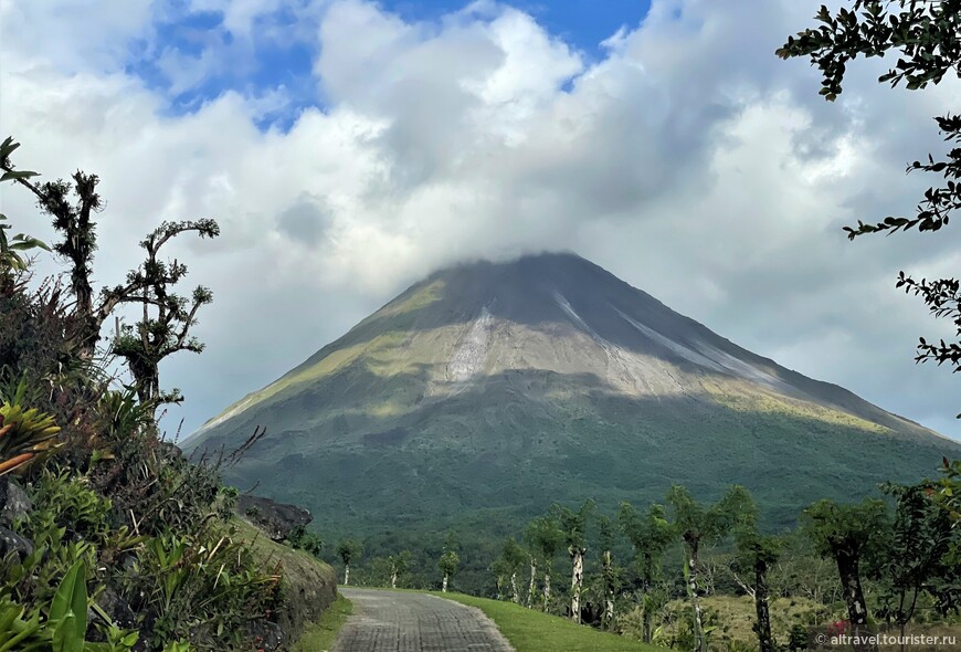 Вид на вулкан Ареналь из частного заповедника Arenal 1968.