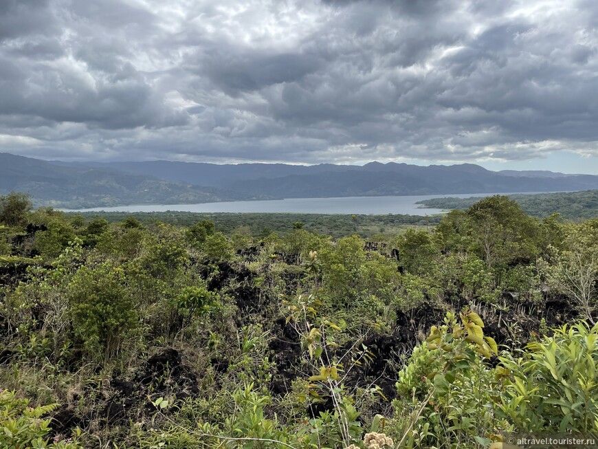 Вид на озеро Ареналь с тропы лавовых потоков. На переднем плане - застывшая лава.