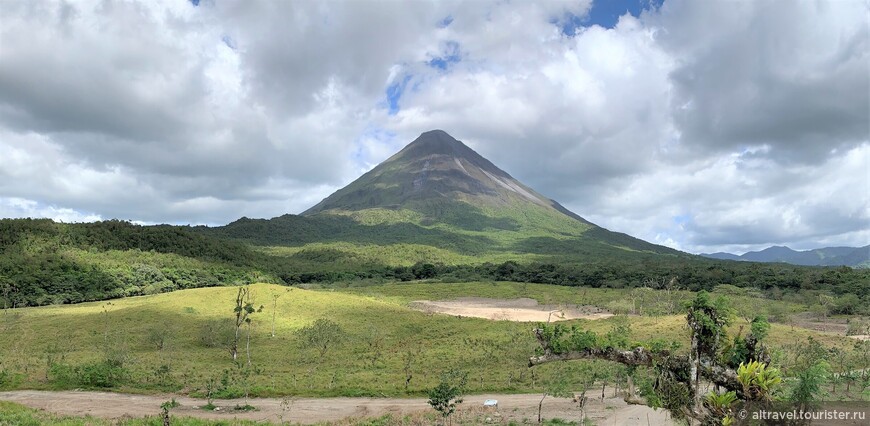Вулкан Ареналь с террасы заповедника Arenal 1968.