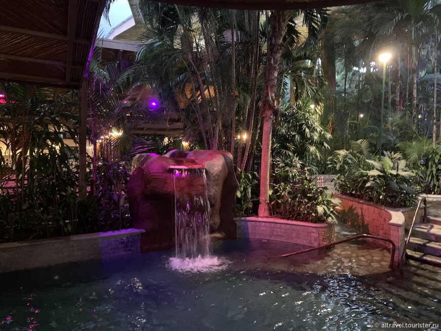 Термальные бассейны в Baldi Hot Springs Hotel & Spa вечером.