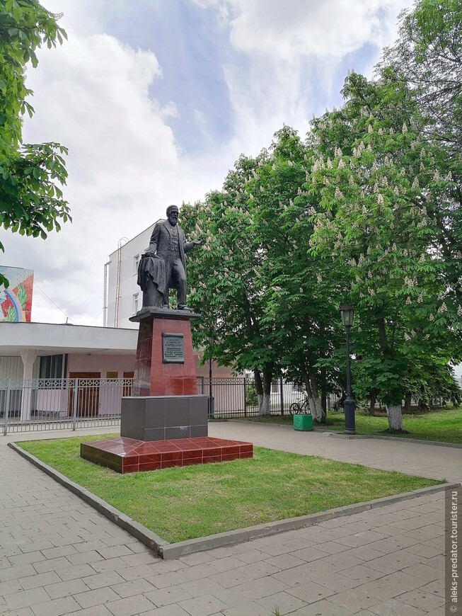 Памятник академику Ключевскому в Пензе