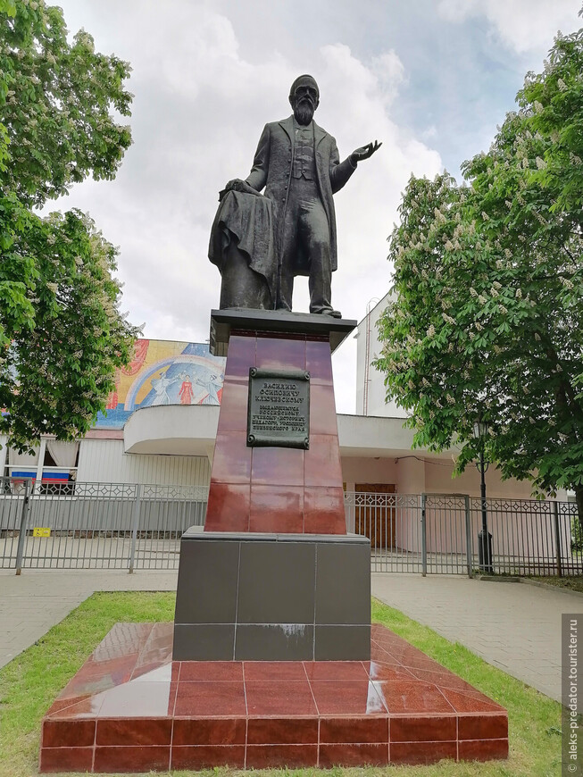 Памятник академику Ключевскому в Пензе