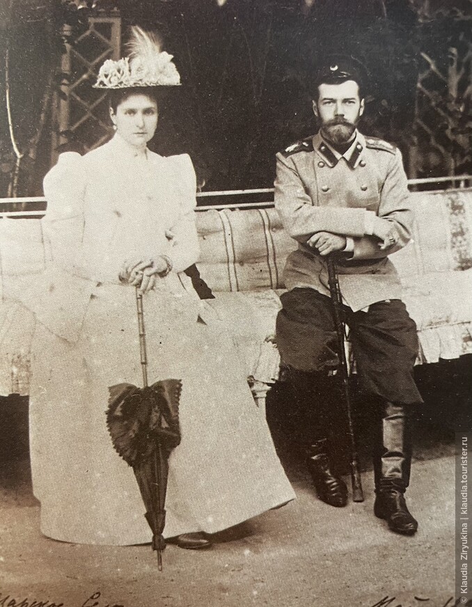 Царица Александра Федоровна и Царь Николай Второй в Царском селе в мае 1897 года. Фото с открытки.
