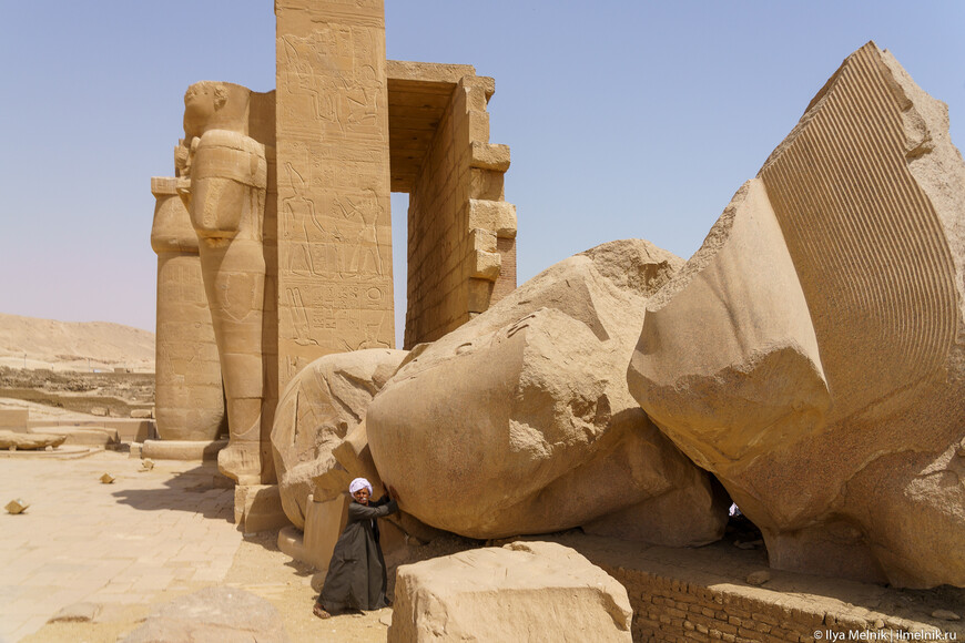 Обломки статуи Рамзеса II