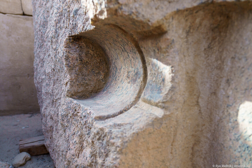 Следы трубчатого сверления в граните (Карнакский храм)