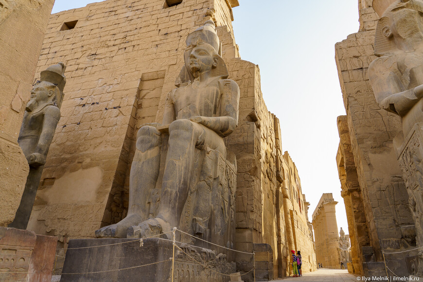Статуя Рамзеса II при входе в Луксорский храм