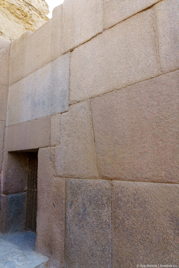Идеально пристыкованные многотонные гранитные блоки в “храме Сфинкса”