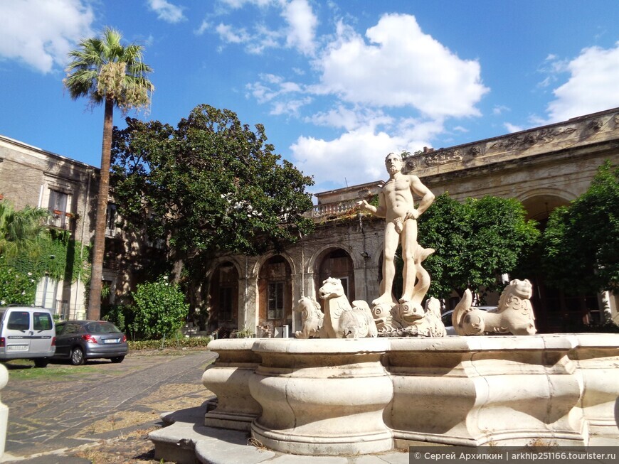 Главная улица исторического центра Катании в Сицилии — Виа Витторио Эмануила