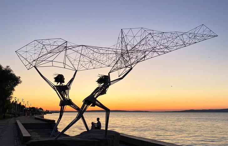 Берег Онежского озера. Скульптура «Рыбаки»
