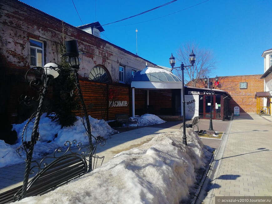 В арт-кафе «Касимовский дворик»…