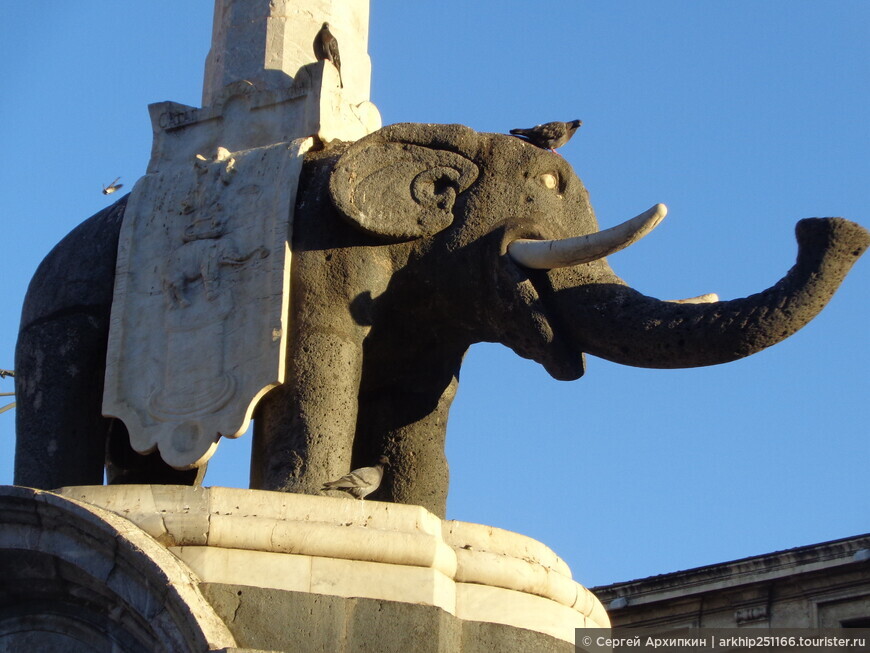 Символ Катании (Сицилия) — фонтан с черным слоном