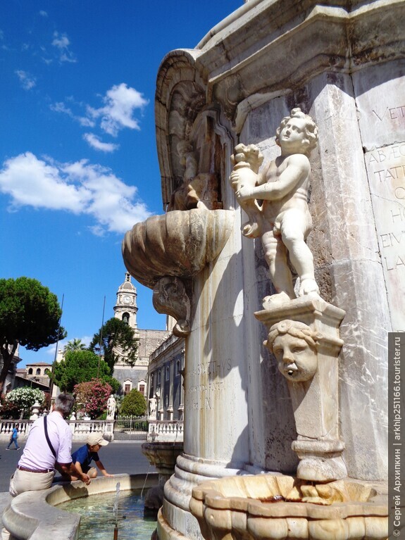 Символ Катании (Сицилия) — фонтан с черным слоном