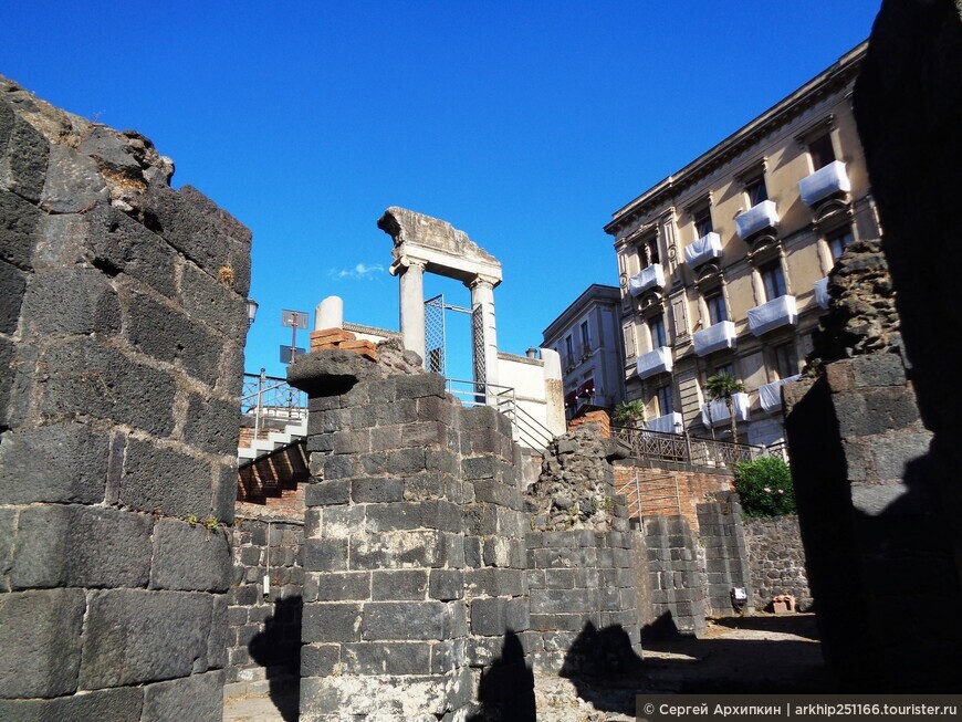 Площадь Стезикоро и ее достопримечательности в Катании (Сицилия)