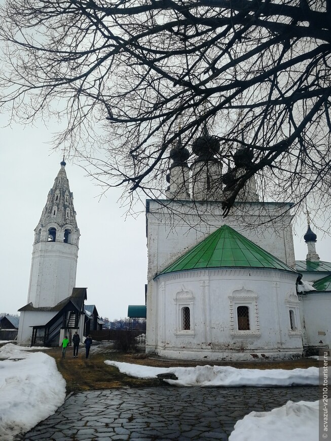 В Александровском монастыре...