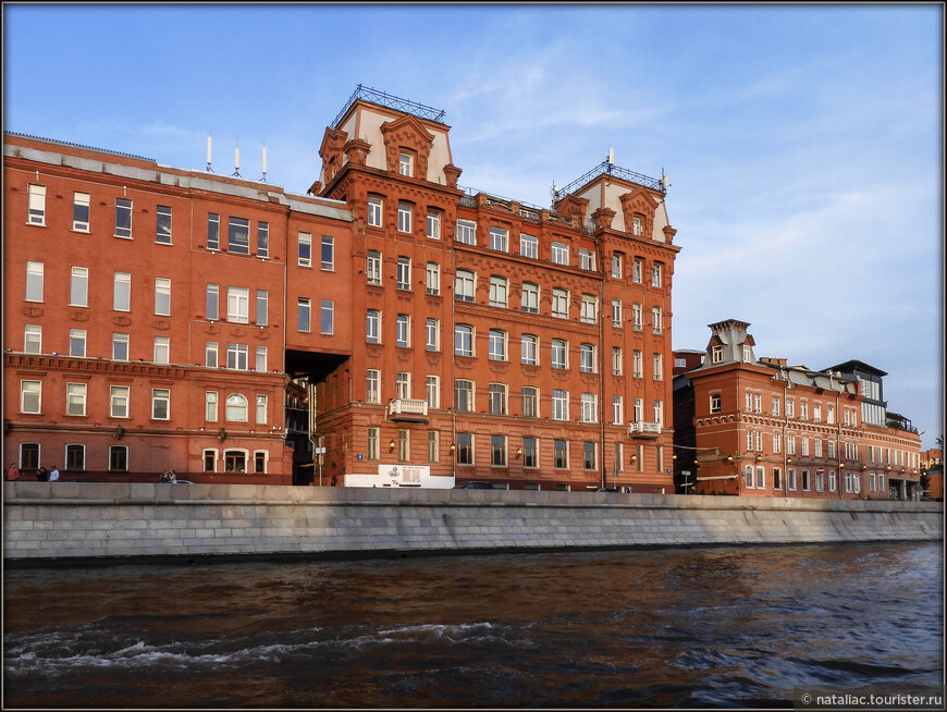 В 1992 году фабрика была приватизирована и преобразована в открытое акционерное общество «Московская кондитерская фабрика «Красный Октябрь».  