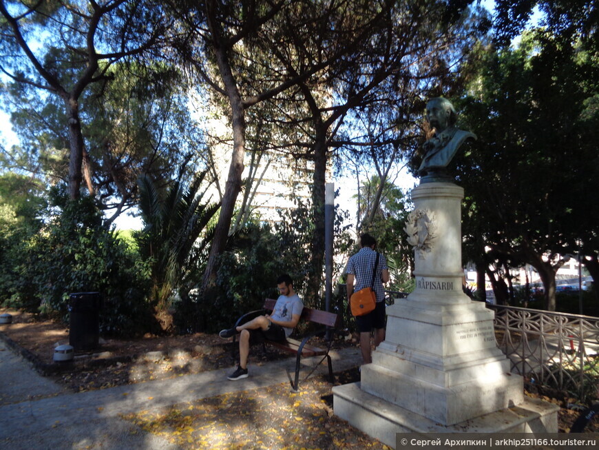 Большой и красивый городской парк Беллини в Катании на Сицилии