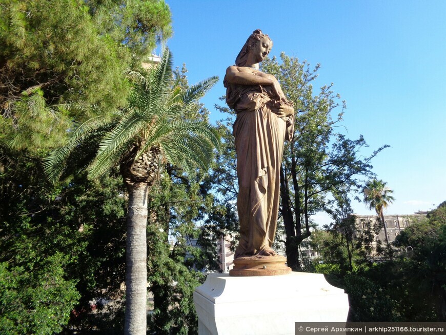 Большой и красивый городской парк Беллини в Катании на Сицилии