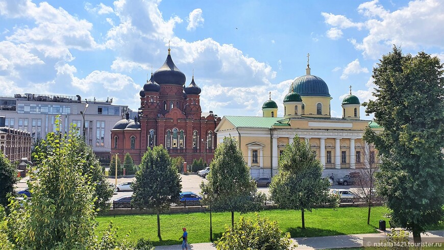 Слева Успенский собор, 1902 г. Правее Спасо-Преображенский храм, 1830-е годы