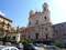 Высокая барочная церковь Сан-Франческо в центре Катании на Сицилии
