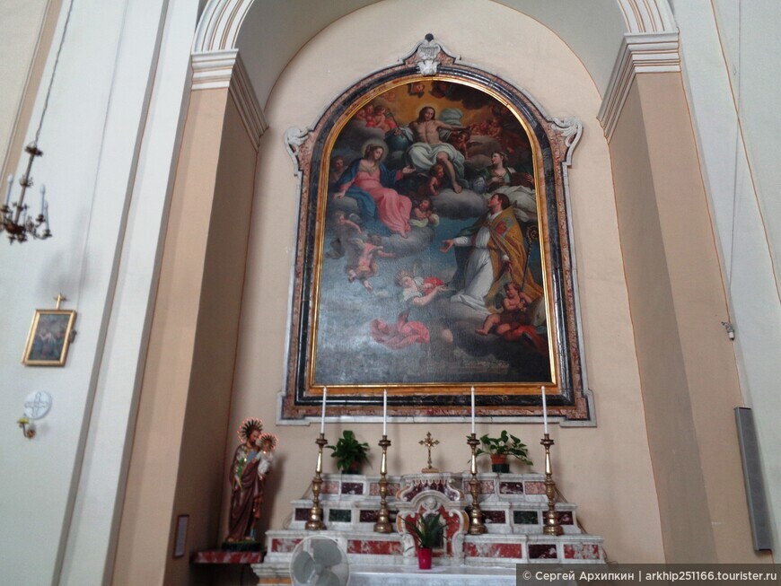 Барочная церковь Арчивесковадо в центре Катании на Сицилии