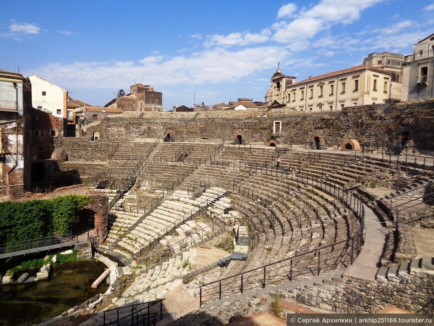 Древнеримский театр 2 века в центре Катании на Сицилии